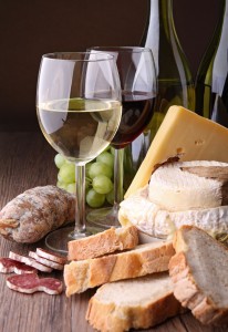 Le charme champêtre de l'association du vin blanc avec le fromage