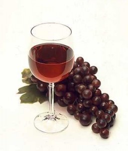 Une grappe de raisin et un verre de vin rouge