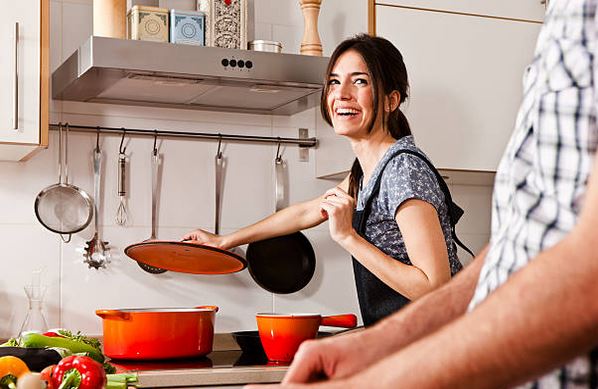 cuisiner-sans-alcool-cuisine-femme-marmite-orange-sourire