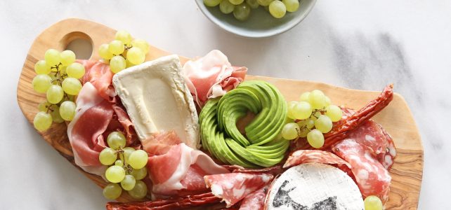 Comment réussir un apéro bio ? planche apéro fromage charcuterie raisin