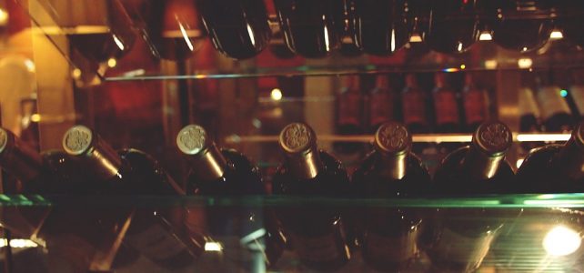 5 conseils pour aménager une cave à vin Etagère cave à vin avec bouteilles de vin rouge