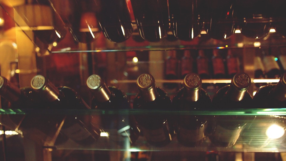 Etagère cave à vin avec bouteilles de vin rouge