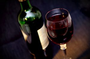 Verre à vin rouge et bouteille