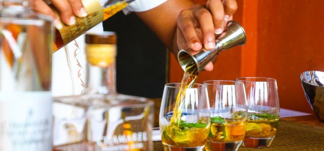 Peut-on ajouter de l’eau dans ses alcools forts ? Barman qui sert un cocktail