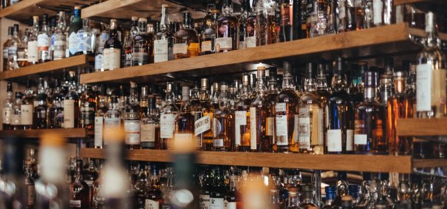 Décrypter la palette aromatique du whisky Bouteilles de whisky dans les étagères d'un bar