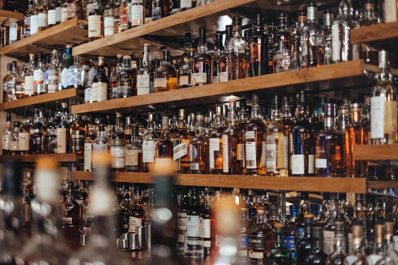 Bouteilles de whisky dans les étagères d'un bar