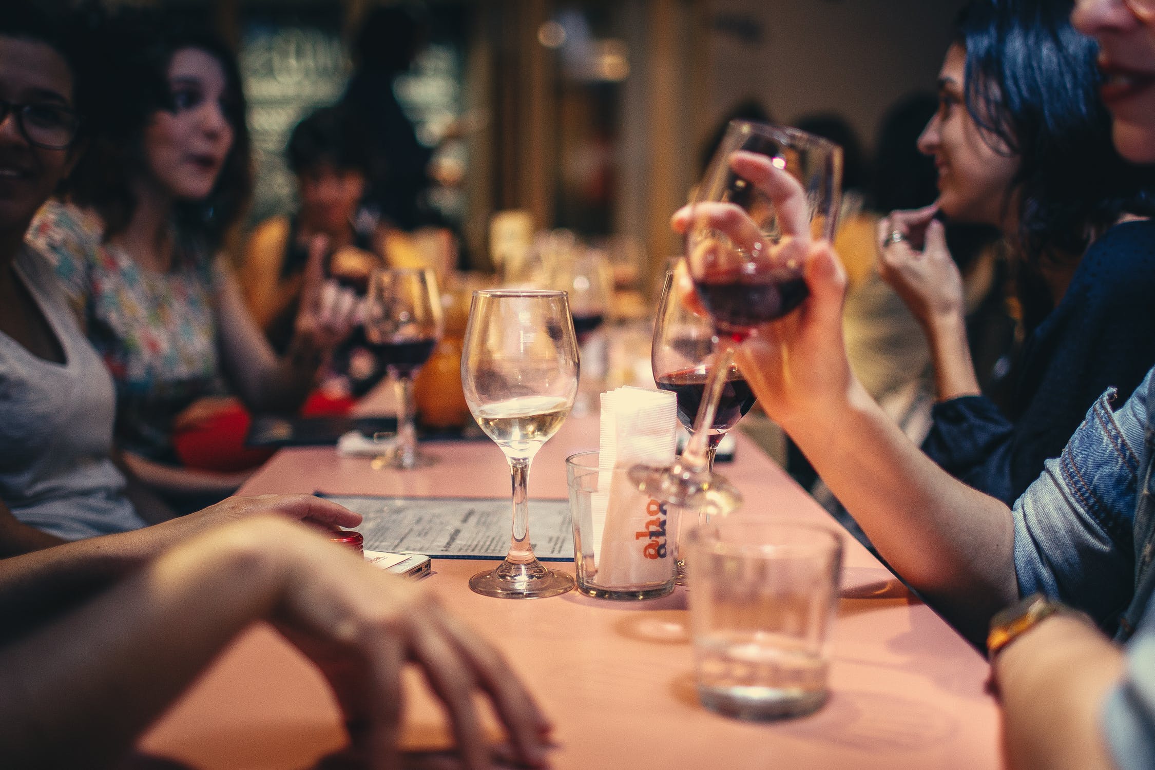 Groupe d'amis qui boivent du vin pendant un repas au restaurant